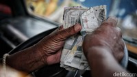 Sopir menghitung pendapatan harian mereka. Para sopir mengatakan bingung jika harus menaikan harga tarif ongkos karena bisa berdampak sepinya penumpang. Selain itu angkot mau tidak mau harus tetap setoran setiap harinya.  