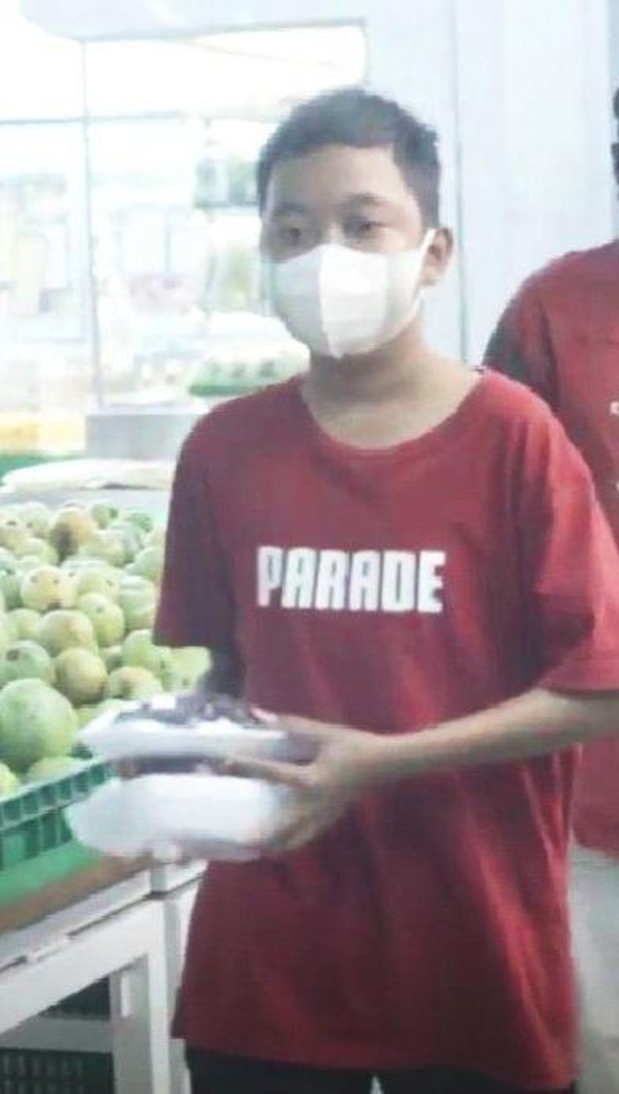 Anugerah Putra Pratama, seorang anak tukang sampah yang pernah alami kanker otak kecil kini dalam pemulihan. Yuk, simak bersama-sama kabar baru dari Anugerah.