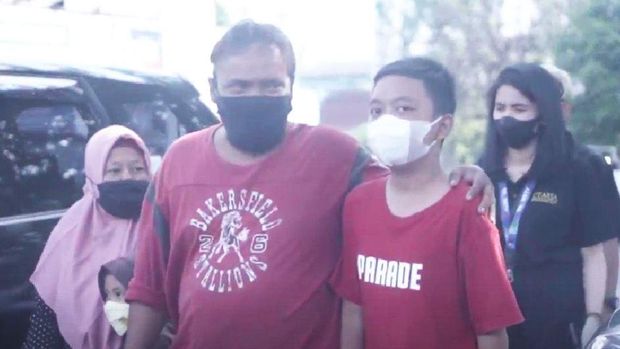 Anugerah Putra Pratama, seorang anak tukang sampah yang pernah alami kanker otak kecil kini dalam pemulihan. Yuk, simak bersama-sama kabar baru dari Anugerah.
