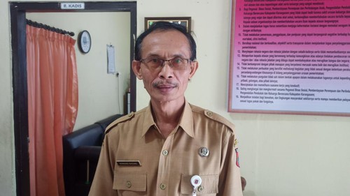 Kadinsos Karangasem I Komang Daging di ruang kerjanya.