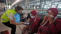 Direktur Keuangan PT Angkasa Pura II Hilda Savitri memberikan hadiah kepada jamaah calon umroh di Terminal 3  Bandara Soekarno Hatta, Tangerang, Banten, Senin (5/9/2022). 
