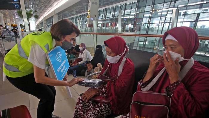 Kala Direksi Angkasa Pura II Sapa Pelanggan Bandara Seotta Jajaran direksi Angkasa Pura II turun langsung menyapa para pelanggan di Bandara Soekarno Hatta, Banten. Hal itu dilakukan dalam rangka memperingati Hari Pelanggan Nasional tahun 2022 guna memberikan pelayanan terbaik pada seluruh pengguna jasa bandara.