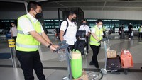 Pada kesempatan itu pula hadir, Direktur Utama PT Angkasa Pura II Muhammad Awaluddin (kiri) membantu calon penumpang pesawat membawakan barang bawaannya dengan trolly di Terminal 3 Bandara Soekarno Hatta, Tangerang, Banten, Senin (5/9/2022).