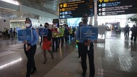 Petugas bandara mengkampanyekan budaya melayani dalam memberikan pelayanan terbaik kepada penumpang pesawat dan pengguna jasa bandara di Terminal 3 Bandara Soekarno Hatta, Tangerang, Banten, Senin (5/9/2022). Kegiatan tersebut dilaksanakan dalam rangka memperingati Hari Pelanggan Nasional tahun 2022 sebagai komitmen Angkasa Pura II sebagai pengelola bandara untuk memberikan pelayanan yang terbaik kepada seluruh pengguna jasa bandara.