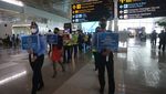 Kala Direksi Angkasa Pura II Sapa Pelanggan Bandara Seotta