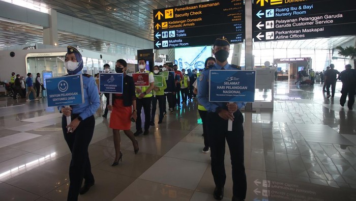 Kala Direksi Angkasa Pura II Sapa Pelanggan Bandara Seotta Jajaran direksi Angkasa Pura II turun langsung menyapa para pelanggan di Bandara Soekarno Hatta, Banten. Hal itu dilakukan dalam rangka memperingati Hari Pelanggan Nasional tahun 2022 guna memberikan pelayanan terbaik pada seluruh pengguna jasa bandara.