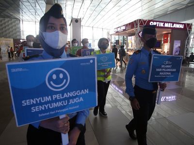 Kala Direksi Angkasa Pura II Sapa Pelanggan Bandara Seotta