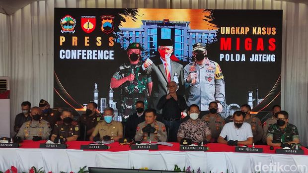 Kapolda Jateng pimpin pers rilis ungkap kasus penimbunan dan pengoplosan BBM, di Mapolrestabes Semarang, Senin (5/9/2022).