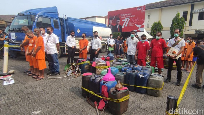 Kapolda Jateng pimpin pers rilis ungkap kasus penimbunan dan pengoplosan BBM, di Mapolrestabes Semarang, Senin (5/9/2022).