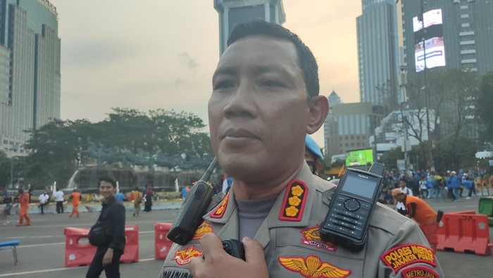 Kapolres Metro Jakarta Pusat Kombes Komarudin usai melakukan pengamanan demo kenaikan harga BBM di Patung Kuda, Jakarta Pusat, Senin (5/9/2022).
