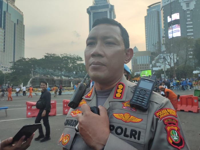 Kapolres Metro Jakarta Pusat Kombes Komarudin usai melakukan pengamanan demo kenaikan harga BBM di Patung Kuda, Jakarta Pusat, Senin (5/9/2022).