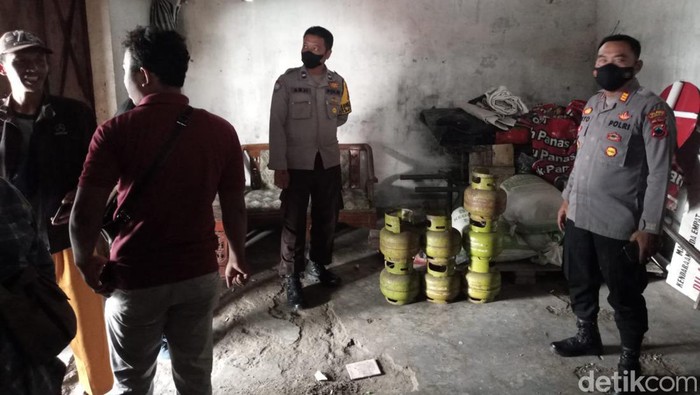 Kapolsek Gatak Iptu Tugiyo, saat olah TKP di Sebuah pangkalan LPG 3 kilogram Elpiji di Desa Sanggung, Kecamatan Gatak, Sukoharjo, Senin (5/9/2022)