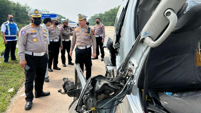 Kecelakaan minibus vs truk di Tol Batang-Semarang KM 375 + 300 Jalur A, Kecamatan Gringsing, Kabupaten Batang, Senin (5/9/2022).