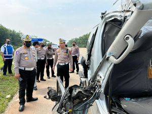 Minibus Tabrak Truk di Tol Batang Tewaskan 7 Orang, Ini Dugaan Penyebabnya