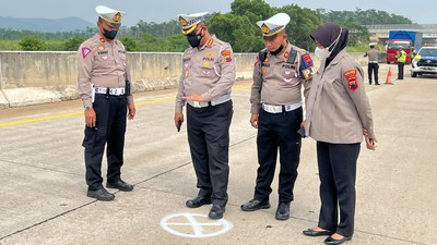 Potret TKP Laka Minibus Vs Truk Trailer di Tol Batang Tewaskan 7 Orang