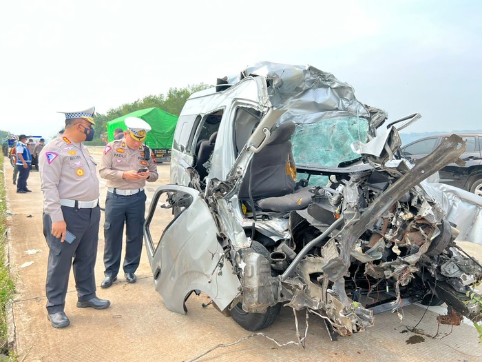 Kecelakaan minibus vs truk di Tol Batang-Semarang KM 375 + 300 Jalur A, Kecamatan Gringsing, Kabupaten Batang, Senin (5/9/2022).