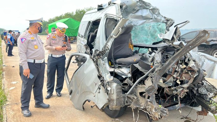 Kecelakaan minibus vs truk di Tol Batang-Semarang KM 375 + 300 Jalur A, Kecamatan Gringsing, Kabupaten Batang, Senin (5/9/2022). Kecelakaan minibus vs truk di Tol Batang-Semarang KM 375 + 300 Jalur A, Kecamatan Gringsing, Kabupaten Batang, Senin (5/9/2022).