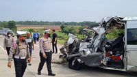 Penampakan Minibus Keluar Jalur Tol Batang Usai Tabrak Trailer Tewaskan ...