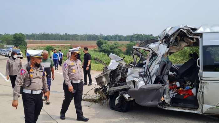 Kecelakaan minibus vs truk trailer di Tol Batang tewaskan tujuh orang, Senin (5/9/2022).