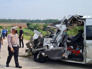 Kecelakaan Maut Minibus Tabrak Truk Trailer di Tol Batang