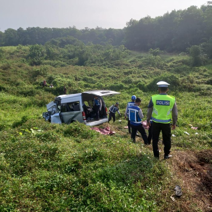 Kecelakaan minibus vs truk trailer di Tol Batang tewaskan tujuh orang, Senin (5/9/2022).