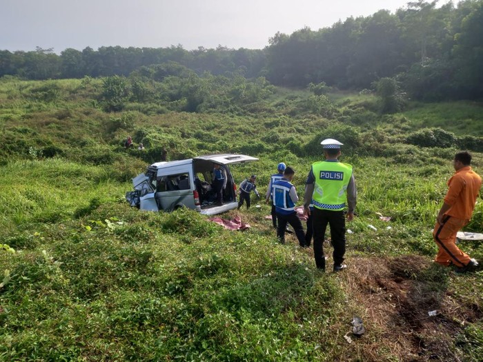 Kecelakaan minibus vs truk trailer di Tol Batang tewaskan tujuh orang, Senin (5/9/2022).