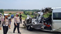 Petugas mengevakuasi mobil yang mengalami kecelakaan di Tol Batang KM 375, Kabupaten Batang, Jawa Tengah, Senin (5/9/2022).