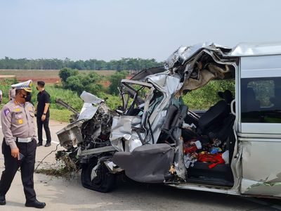 Foto-foto Kecelakaan Maut di Tol Batang yang Tewaskan 7 Orang
