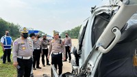 Kecelakaan yang diduga akibat sopir kendaraan Hi-Ace mengantuk itu menyebabkan tujuh orang penumpang meninggal dunia dan tujuh orang lainnya luka ringan.  