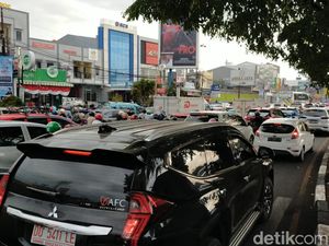Massa Demo Depan Unhas Tutup Jalan, Perintis Kemerdekaan Macet Parah