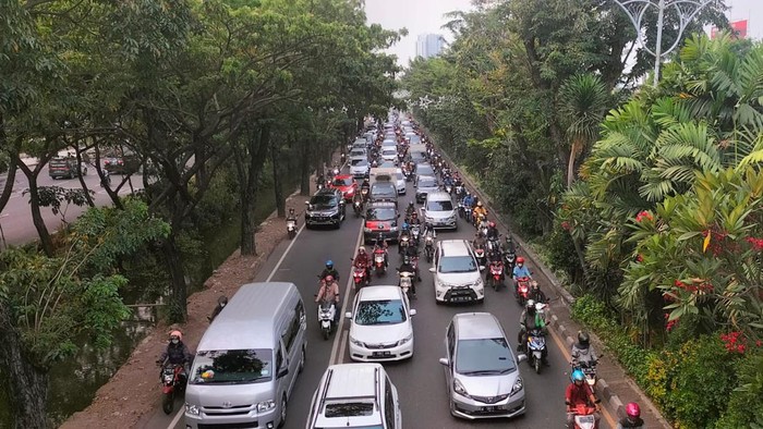 kemacetan di Jalan Ahmad Yani Surabaya dampak pembangunan u-ditch