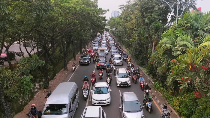 kemacetan di Jalan Ahmad Yani Surabaya dampak pembangunan u-ditch