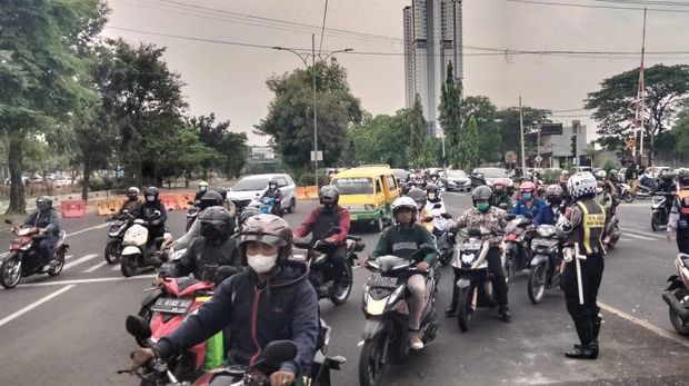 kemacetan di Jalan Ahmad Yani Surabaya dampak pembangunan u-ditch
