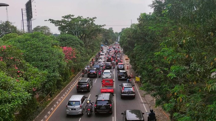 kemacetan di Jalan Ahmad Yani Surabaya dampak pembangunan u-ditch