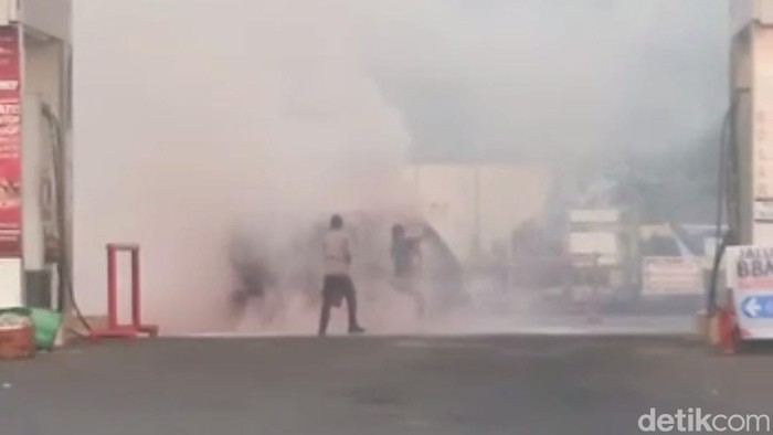 Kendaraan terbakar usai mengisi di SPBU Probolinggo