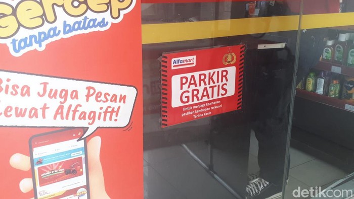 Kerja ‘Ikhlas’ Tukang Parkir Indomaret dan Alfamart Bisa Raup Rp 150.000/Hari