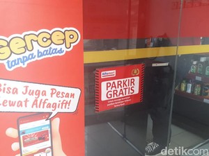 Juru Parkir Minimarket Tak Boleh Minta Uang, tapi Kalau Dikasih Terima
