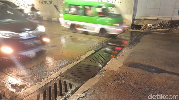 Kerusakan besi penutup saluran air di terowongan Jl. Raya Sholeh Iskandar (Sholis) di Kota Bogor belum sepenuhnya diperbaiki. Titik kerusakan bahkan bertambah. (M Sholihin/detikcom)