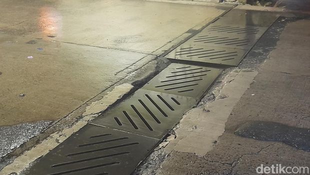Kerusakan besi penutup saluran air di terowongan Jl. Raya Sholeh Iskandar (Sholis) di Kota Bogor belum sepenuhnya diperbaiki. Titik kerusakan bahkan bertambah. (M Sholihin/detikcom)