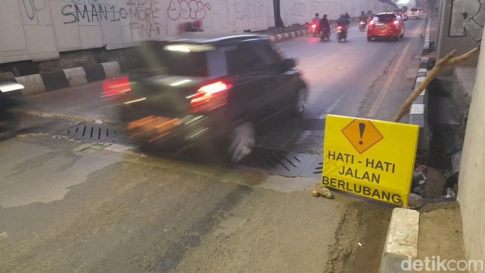 Kerusakan besi penutup saluran air di terowongan Jl. Raya Sholeh Iskandar (Sholis) di Kota Bogor belum sepenuhnya diperbaiki. Titik kerusakan bahkan bertambah. (M Sholihin/detikcom)