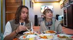 Keseruan Gerry Girianza dan Bella Tanesia saat Mukbang Makanan Pedas