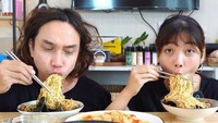 Mukbang makan mie ayam, toppingnya cukup unik. Mereka mencicipi keripik kentang super pedas di dunia. Foto: Instagram