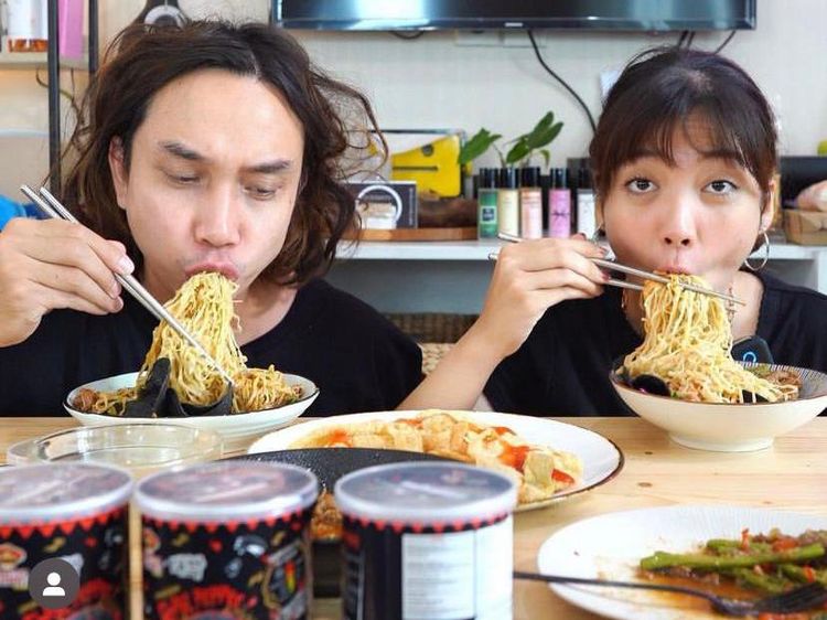 Keseruan Gerry Girianza dan Bella Tanesia saat Mukbang Makanan Pedas