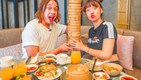  Makan sepuasnya di salah satu restoran dimsum ternama di PIK. Gerry dan Bella pamer tumpukan piring dimsum yang kosong. Foto: Instagram