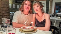 Terakhir ini momen romantis keduanya,saat Bella memberikan kue ulang tahun untuk Gerry.  Foto: Instagram
