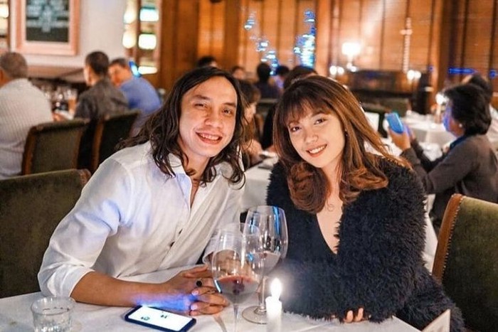 Keseruan Gerry Girianza dan Bella Tanesia saat Mukbang Makanan Pedas Keseruan Gerry Girianza dan Bella Tanesia saat Mukbang Makanan Pedas