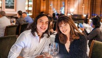  Sudah lima tahun lebih menjalin hubungan sebagai pasangan kekasih. Akhirnya Bella Tanesia resmi dilamar oleh sang kekasih, Gerry Girianza yang berprofesi sebagai chef dan YouTuber. Foto: Instagram