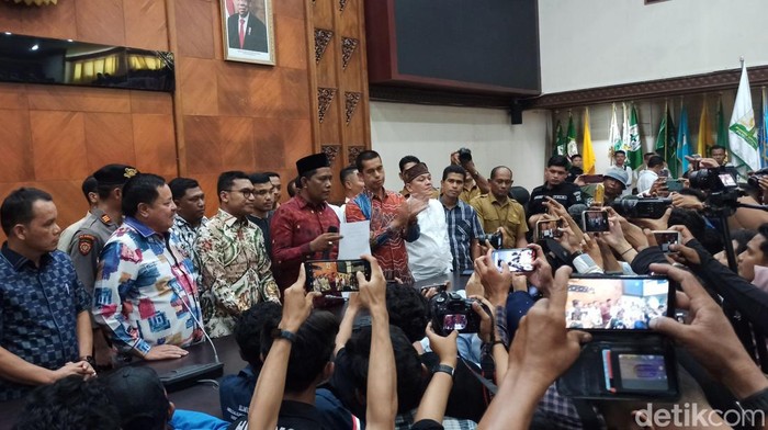 Ketua DPR Aceh Saiful Bahri (Peci Hitam) saat menemui mahasiswa.