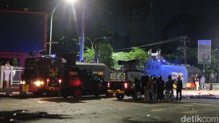 Kondisi di depan Kampus UNM, Jalan AP Pettarani, Makassar. Massa demo harga BBM ricuh.
