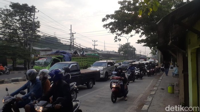 Kondisi di lokasi kecelakaan truk di Jalan Pantura, Semarang, Senin (5/9/2022).
